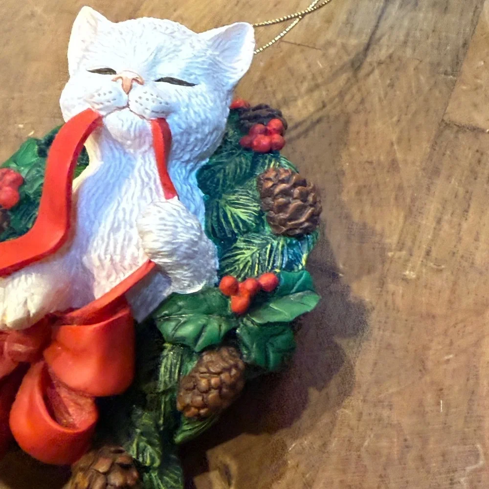Lenox 1997 White Cat With Ribbon in his mouth Green and Gold Christmas Ornament